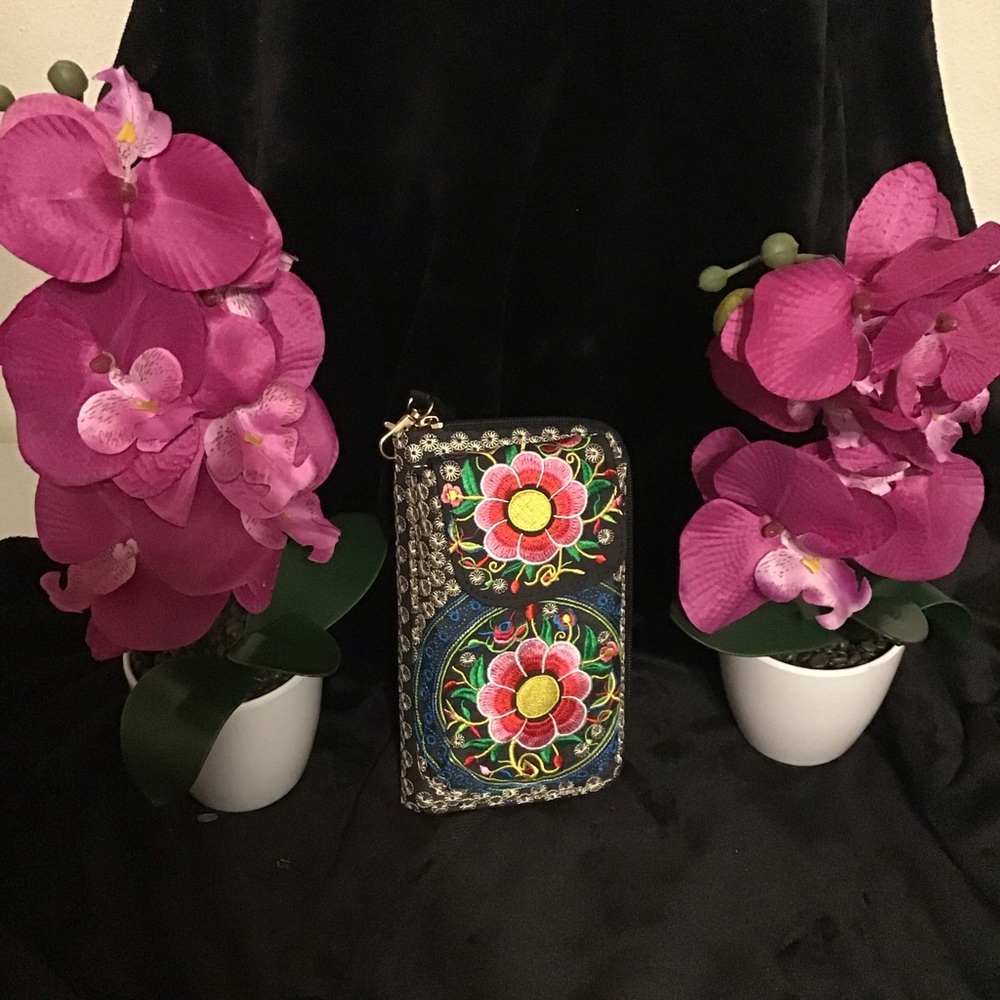 💕🌸2for$40 Beautiful Embroidered Wallet🌸💕